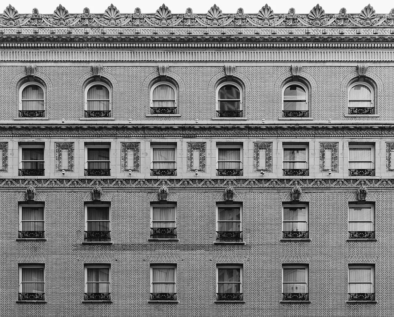 Palace Hotel, San Francisco: Facade of the Palace Hotel, San Francisco monochrome
